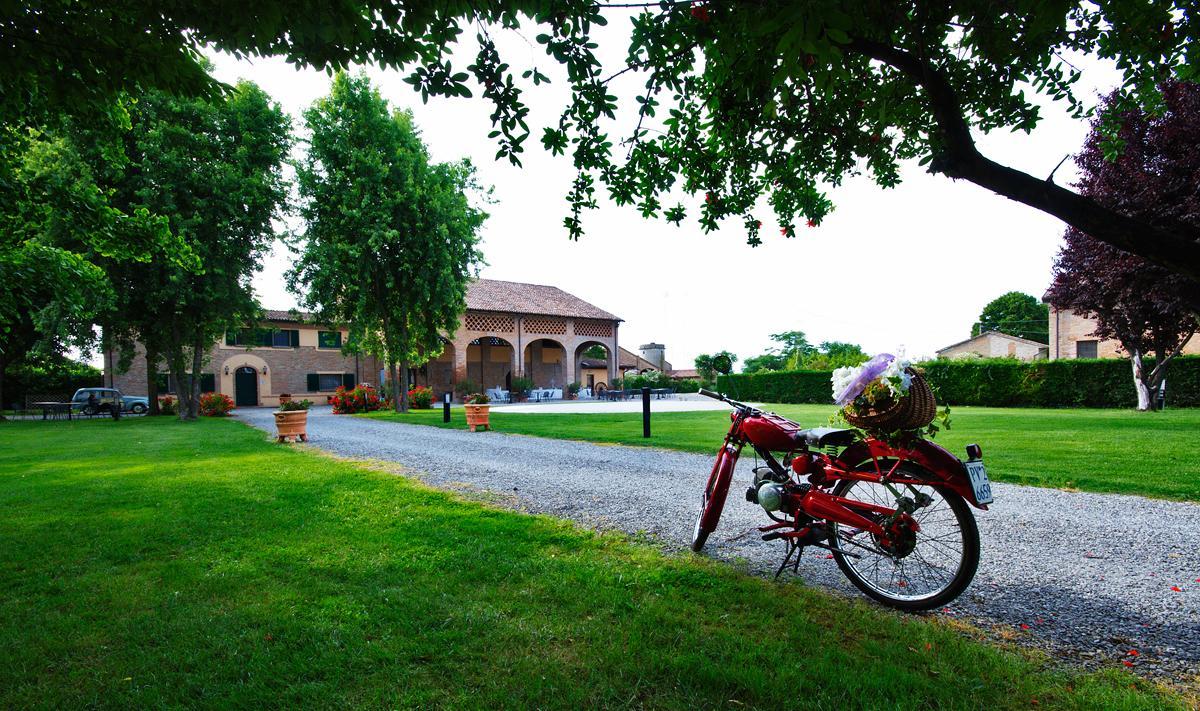 Agriturismo Tenuta Casteldardo Besenzone 外观 照片